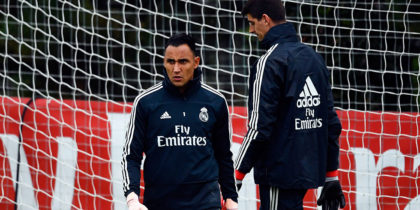 Real Madrid's Costa Rican goalkeeper Keylor Navas (L) and Real Madrid's Belgian goalkeeper Thibaut Courtois attend a training session at the Ciudad Real Madrid training facilities in Madrid's suburb of Valdebebas, on October 27, 2018 on the eve of the Spanish League "Clasico" football match Real Madrid CF vs FC Barcelona. (Photo by GABRIEL BOUYS / AFP) (Photo credit should read GABRIEL BOUYS/AFP/Getty Images)