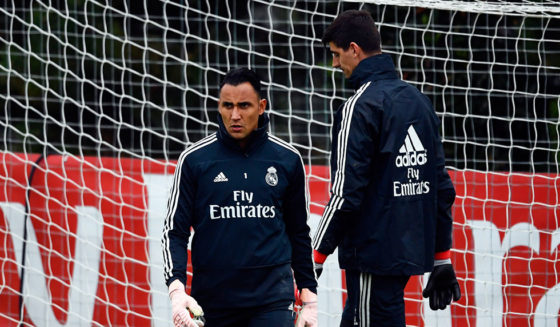 Real Madrid's Costa Rican goalkeeper Keylor Navas (L) and Real Madrid's Belgian goalkeeper Thibaut Courtois attend a training session at the Ciudad Real Madrid training facilities in Madrid's suburb of Valdebebas, on October 27, 2018 on the eve of the Spanish League "Clasico" football match Real Madrid CF vs FC Barcelona. (Photo by GABRIEL BOUYS / AFP) (Photo credit should read GABRIEL BOUYS/AFP/Getty Images)