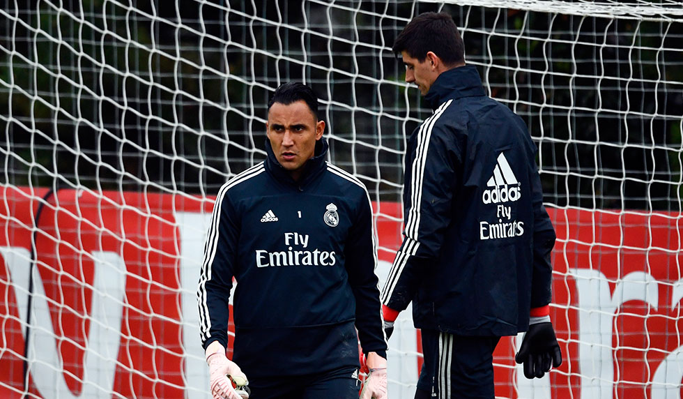 Real Madrid's Costa Rican goalkeeper Keylor Navas (L) and Real Madrid's Belgian goalkeeper Thibaut Courtois attend a training session at the Ciudad Real Madrid training facilities in Madrid's suburb of Valdebebas, on October 27, 2018 on the eve of the Spanish League "Clasico" football match Real Madrid CF vs FC Barcelona. (Photo by GABRIEL BOUYS / AFP) (Photo credit should read GABRIEL BOUYS/AFP/Getty Images)