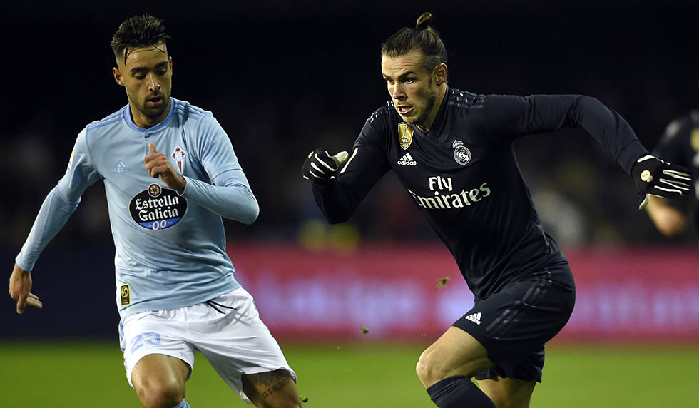 Real Madrid's Welsh forward Gareth Bale (R) vies with Celta Vigo's Spanish forward Brais Mendez during the Spanish league football match between RC Celta de Vigo and Real Madrid CF at the Balaidos stadium in Vigo on November 11, 2018. (Photo by MIGUEL RIOPA / AFP) (Photo credit should read MIGUEL RIOPA/AFP/Getty Images)