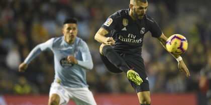 Real Madrid's French forward Karim Benzema (R) vies with Celta Vigo's Argentinian defender Facundo Roncaglia during the Spanish league football match between RC Celta de Vigo and Real Madrid CF at the Balaidos stadium in Vigo on November 11, 2018. (Photo by MIGUEL RIOPA / AFP) (Photo credit should read MIGUEL RIOPA/AFP/Getty Images)