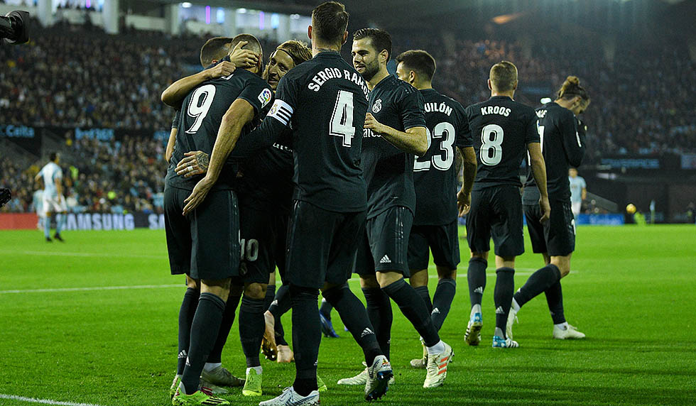 VIGO, SPAIN - NOVEMBER 11: Karim Benzema of Real Madrid celebrate with team mates after scores the first goal during the La Liga match between RC Celta de Vigo and Real Madrid CF at Abanca-Balaidos on November 11, 2018 in Vigo, Spain. (Photo by Octavio Passos/Getty Images)