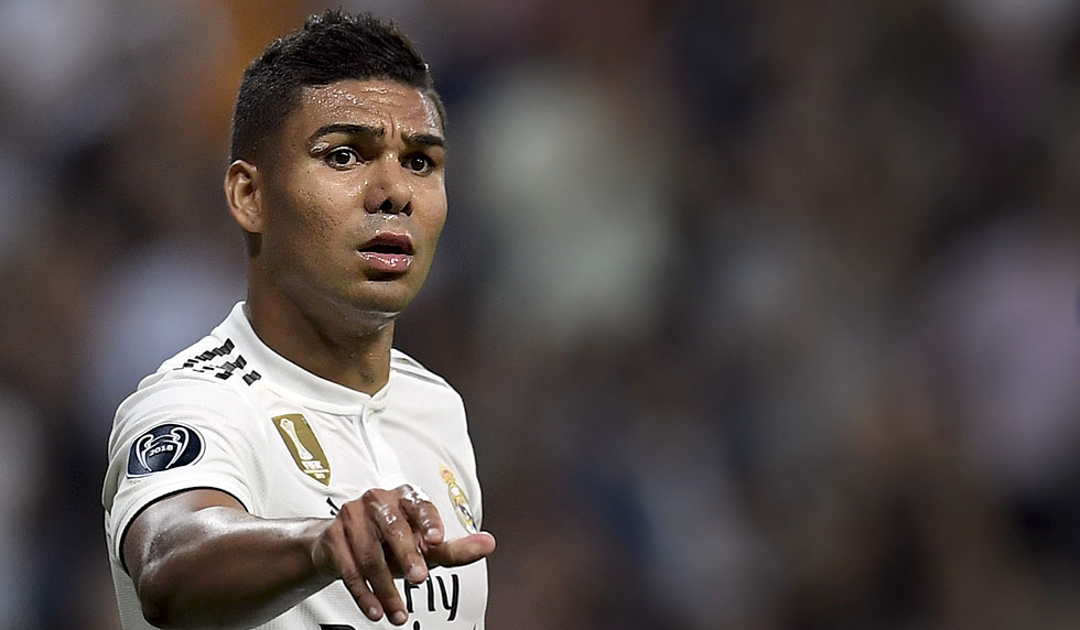 Real Madrid's Brazilian midfielder Casemiro throws a bottle of water to a teammates during the UEFA Champions League group G football match between Real Madrid CF and AS Roma at the Santiago Bernabeu stadium in Madrid on September 19, 2018. (Photo by OSCAR DEL POZO / AFP) (Photo credit should read OSCAR DEL POZO/AFP/Getty Images)