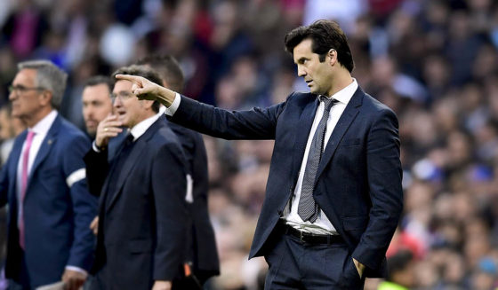 Real Madrid's Argentinian coach Santiago Solari (R) points his finger as Real Madrid's Brazilian forward Vinicius Junior (L) prepares to take the field during the Spanish league football match between Real Madrid CF and Real Valladolid FC at the Santiago Bernabeu stadium in Madrid on November 3, 2018. (Photo by JAVIER SORIANO / AFP) (Photo credit should read JAVIER SORIANO/AFP/Getty Images)
