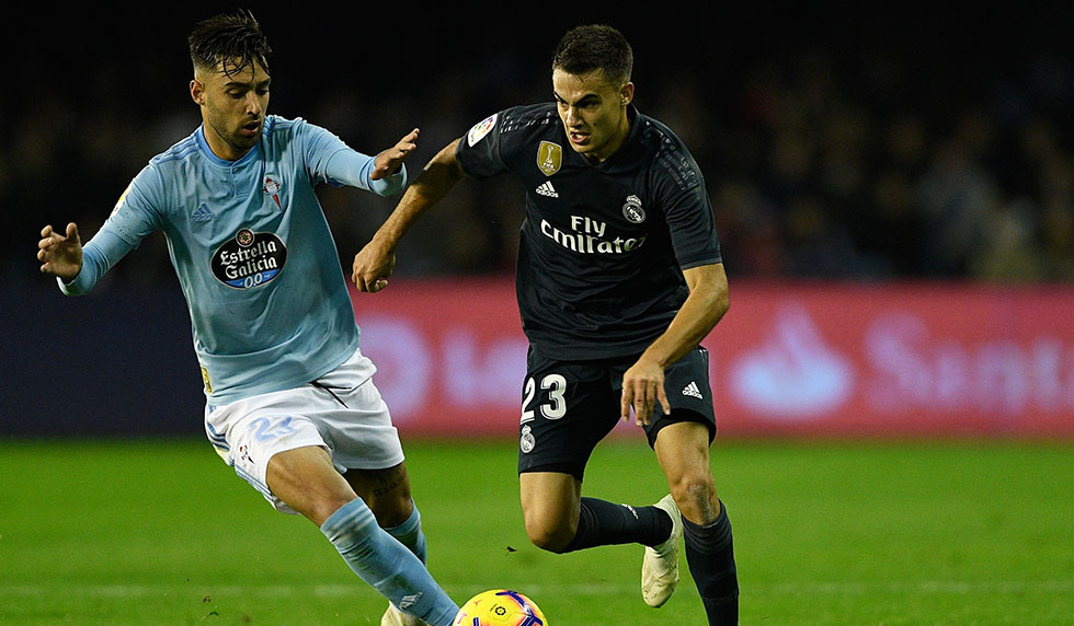 VIGO, SPAIN - NOVEMBER 11: Hugo Mallo of Celta de Vigo competes for the ball with Sergio Reguilon of Real Madrid during the La Liga match between RC Celta de Vigo and Real Madrid CF at Abanca-Balaidos on November 11, 2018 in Vigo, Spain. (Photo by Octavio Passos/Getty Images)