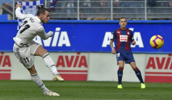 Real Madrid's Welsh forward Gareth Bale (L) shots the ball during the Spanish league football match between SD Eibar and Real Madrid CF at the Ipurua stadium in Eibar on November 24, 2018. (Photo by ANDER GILLENEA / AFP) (Photo credit should read ANDER GILLENEA/AFP/Getty Images)