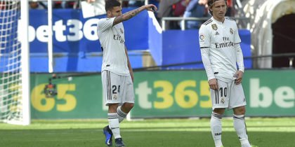 (FromL) Real Madrid's Belgian goalkeeper Thibaut Courtois, Real Madrid's Spanish midfielder Daniel Ceballos and Real Madrid's Croatian midfielder Luka Modric react after Eibar's Argentinian midfielder Gonzalo Escalante scored a goal during the Spanish league football match between SD Eibar and Real Madrid CF at the Ipurua stadium in Eibar on November 24, 2018. (Photo by ANDER GILLENEA / AFP) (Photo credit should read ANDER GILLENEA/AFP/Getty Images)