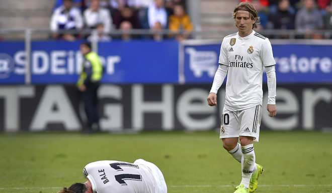 Real Madrid's Welsh forward Gareth Bale (L) gestures in pain next to Real Madrid's Croatian midfielder Luka Modric during the Spanish league football match between SD Eibar and Real Madrid CF at the Ipurua stadium in Eibar on November 24, 2018. (Photo by ANDER GILLENEA / AFP) (Photo credit should read ANDER GILLENEA/AFP/Getty Images)