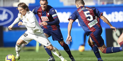 EIBAR, SPAIN - NOVEMBER 24: Luka Modric of Real Madrid duels for the ball with Gonzalo Escalante of SD Eibar during the La Liga match between SD Eibar and Real Madrid CF at Ipurua Municipal Stadium on November 24, 2018 in Eibar, Spain. (Photo by Juan Manuel Serrano Arce/Getty Images)