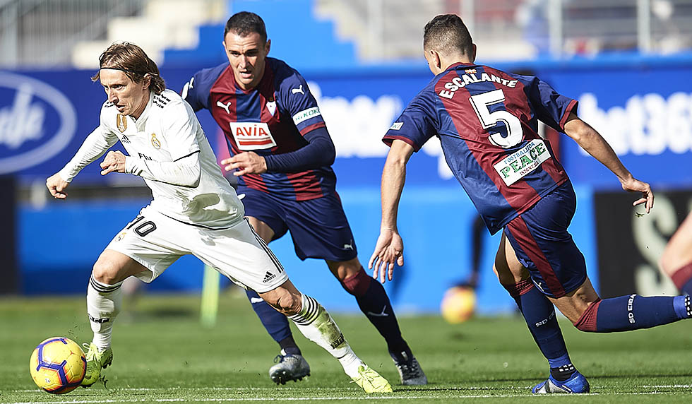 EIBAR, SPAIN - NOVEMBER 24: Luka Modric of Real Madrid duels for the ball with Gonzalo Escalante of SD Eibar during the La Liga match between SD Eibar and Real Madrid CF at Ipurua Municipal Stadium on November 24, 2018 in Eibar, Spain. (Photo by Juan Manuel Serrano Arce/Getty Images)