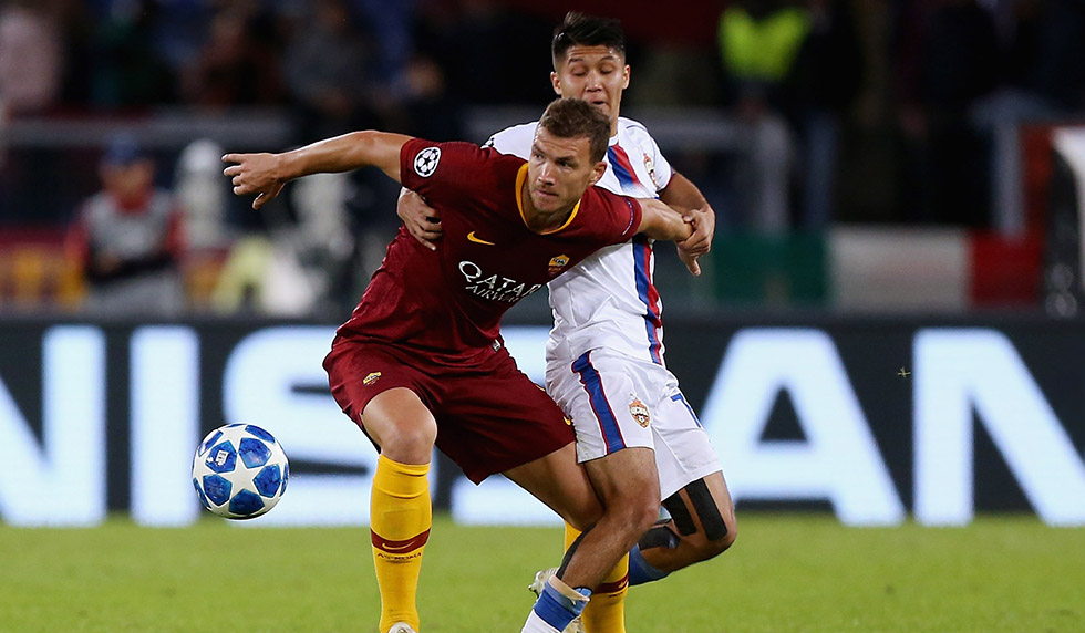 ROME, ITALY - OCTOBER 23: Edin Dzeko of AS Roma competes for the ball with IIzat AKhmetov of CSKA Moscow during the Group G match of the UEFA Champions League between AS Roma and CSKA Moscow at Stadio Olimpico on October 23, 2018 in Rome, Italy. (Photo by Paolo Bruno/Getty Images)