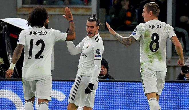 Real Madrid's Welsh forward Gareth Bale (C) celebrates with Real Madrid's German midfielder Toni Kroos (R) and Real Madrid's Brazilian defender Marcelo after opening the scoring during the UEFA Champions League group G football match AS Rome vs Real Madrid on November 27, 2018 at the Olympic stadium in Rome. (Photo by Tiziana FABI / AFP) (Photo credit should read TIZIANA FABI/AFP/Getty Images)