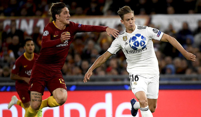 Real Madrid's Spanish miedfieder Marcos Llorente (R) outruns AS Roma Italian midfielder Nicolo Zaniolo during the UEFA Champions League group G football match AS Rome vs Real Madrid on November 27, 2018 at the Olympic stadium in Rome. (Photo by Filippo MONTEFORTE / AFP) (Photo credit should read FILIPPO MONTEFORTE/AFP/Getty Images)