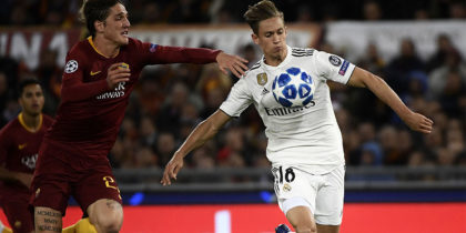 Real Madrid's Spanish miedfieder Marcos Llorente (R) outruns AS Roma Italian midfielder Nicolo Zaniolo during the UEFA Champions League group G football match AS Rome vs Real Madrid on November 27, 2018 at the Olympic stadium in Rome. (Photo by Filippo MONTEFORTE / AFP) (Photo credit should read FILIPPO MONTEFORTE/AFP/Getty Images)