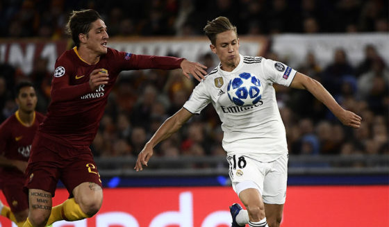 Real Madrid's Spanish miedfieder Marcos Llorente (R) outruns AS Roma Italian midfielder Nicolo Zaniolo during the UEFA Champions League group G football match AS Rome vs Real Madrid on November 27, 2018 at the Olympic stadium in Rome. (Photo by Filippo MONTEFORTE / AFP) (Photo credit should read FILIPPO MONTEFORTE/AFP/Getty Images)