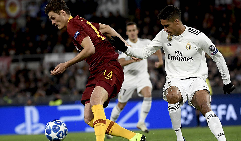 AS Roma Czech forward Patrik Schick (L) holds off Real Madrid's French defender Raphael Varane during the UEFA Champions League group G football match AS Rome vs Real Madrid on November 27, 2018 at the Olympic stadium in Rome. (Photo by Filippo MONTEFORTE / AFP) (Photo credit should read FILIPPO MONTEFORTE/AFP/Getty Images)