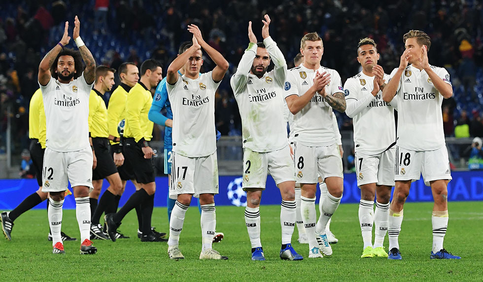 (From L) Real Madrid's Brazilian defender Marcelo, Real Madrid's Spanish midfielder Lucas Vazquez, Real Madrid's Spanish defender Dani Carvajal, Real Madrid's German midfielder Toni Kroos, Real Madrid's Spanish-Dominican forward Mariano, Real Madrid's Spanish miedfieder Marcos Llorente and Real Madrid's French defender Raphael Varane acknowledge the public at the end of the UEFA Champions League group G football match AS Rome vs Real Madrid on November 27, 2018 at the Olympic stadium in Rome. (Photo by Tiziana FABI / AFP) (Photo credit should read TIZIANA FABI/AFP/Getty Images)