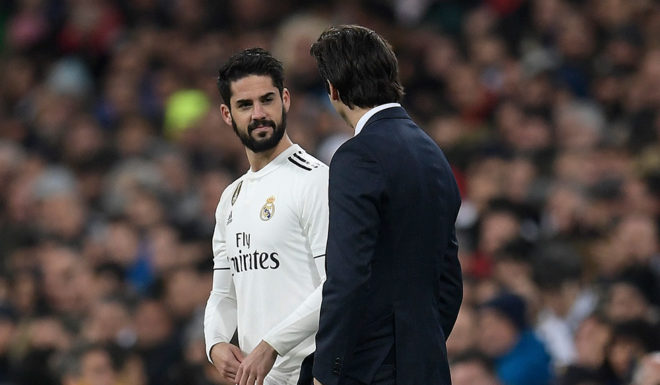 Real Madrid's Spanish midfielder Isco (L) looks at Real Madrid's Argentinian coach Santiago Solari before entering the game during the Spanish league football match between Real Madrid and Valencia at the Santiago Bernabeu stadium in Madrid on December 1, 2018. (Photo by OSCAR DEL POZO / AFP) (Photo credit should read OSCAR DEL POZO/AFP/Getty Images)