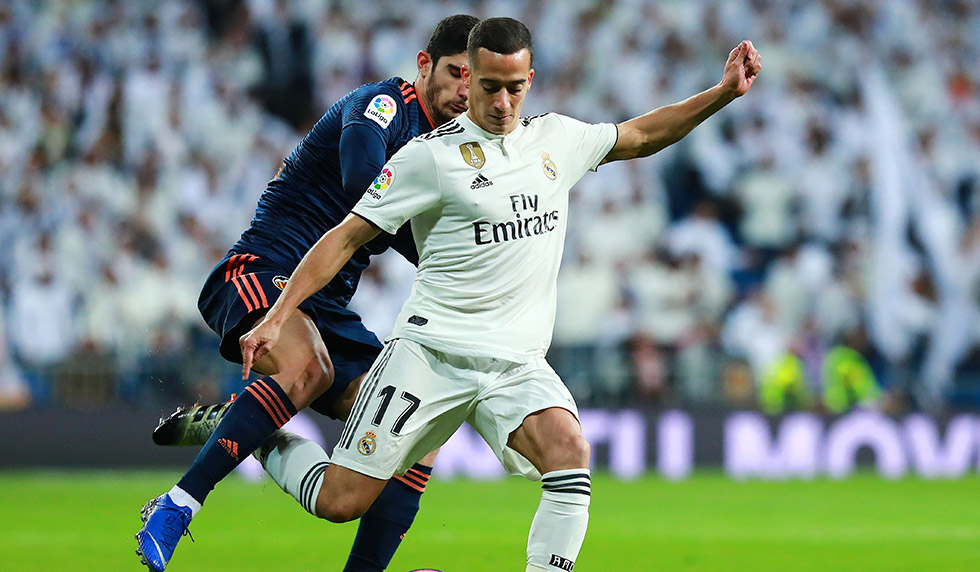 MADRID, SPAIN - DECEMBER 01: Lucas Vazquez of Real Madrid passes the ball during the La Liga match between Real Madrid CF and Valencia CF at Estadio Santiago Bernabeu on December 01, 2018 in Madrid, Spain. (Photo by Gonzalo Arroyo Moreno/Getty Images)