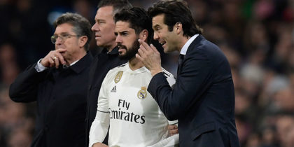 Real Madrid's Argentinian coach Santiago Solari speaks to Real Madrid's Spanish midfielder Isco before he enters into the pitch during the Spanish league football match between Real Madrid and Valencia at the Santiago Bernabeu stadium in Madrid on December 1, 2018. (Photo by OSCAR DEL POZO / AFP) (Photo credit should read OSCAR DEL POZO/AFP/Getty Images)