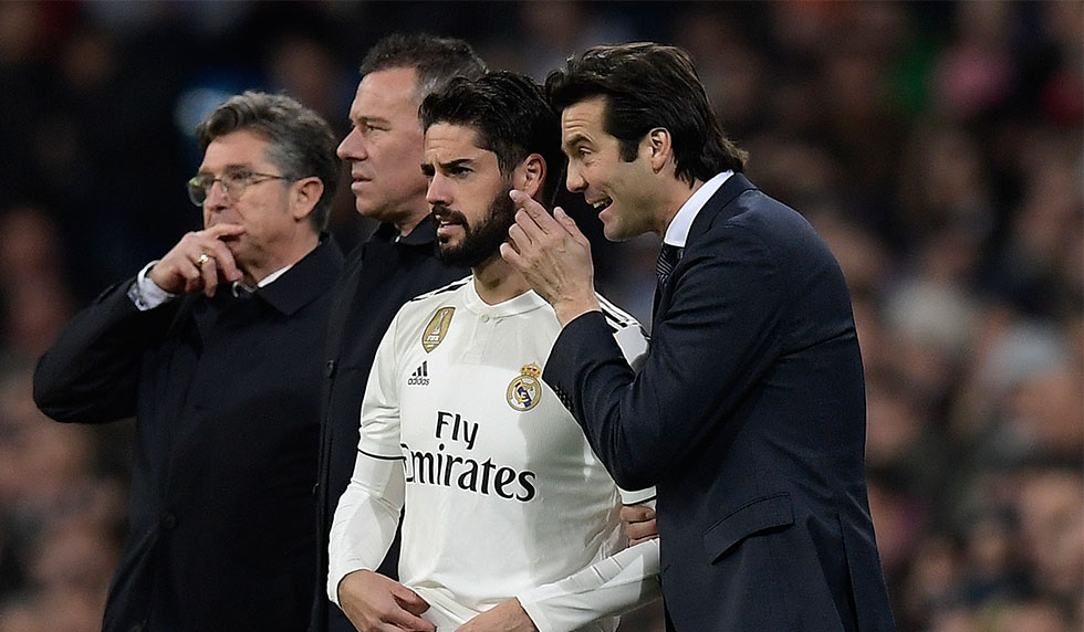 Real Madrid's Argentinian coach Santiago Solari speaks to Real Madrid's Spanish midfielder Isco before he enters into the pitch during the Spanish league football match between Real Madrid and Valencia at the Santiago Bernabeu stadium in Madrid on December 1, 2018. (Photo by OSCAR DEL POZO / AFP) (Photo credit should read OSCAR DEL POZO/AFP/Getty Images)