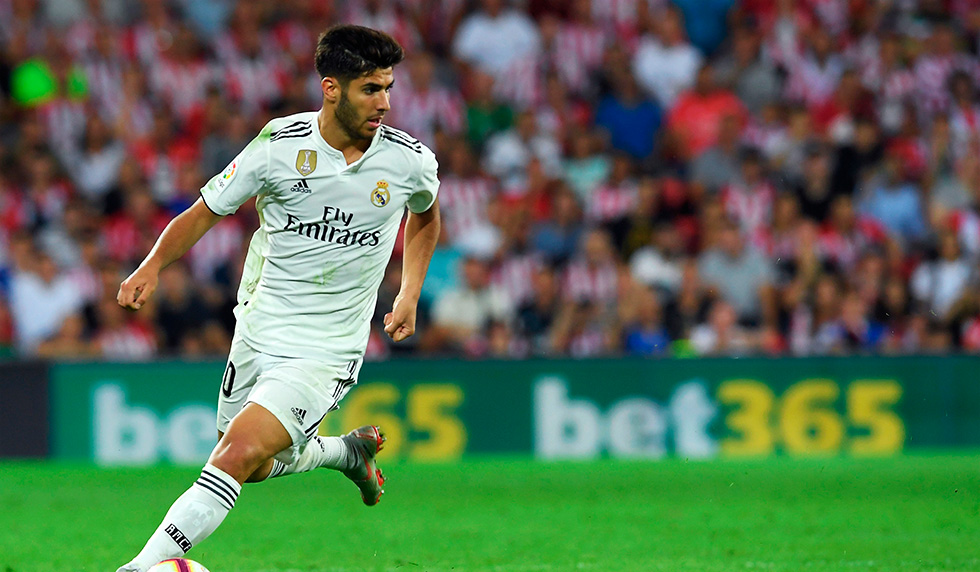 Real Madrid's Spanish midfielder Marco Asensio controls the ball during the Spanish league football match between Athletic Club Bilbao and Real Madrid CF at the San Mames stadium in Bilbao on September 15, 2018. (Photo by LLUIS GENE / AFP) (Photo credit should read LLUIS GENE/AFP/Getty Images)