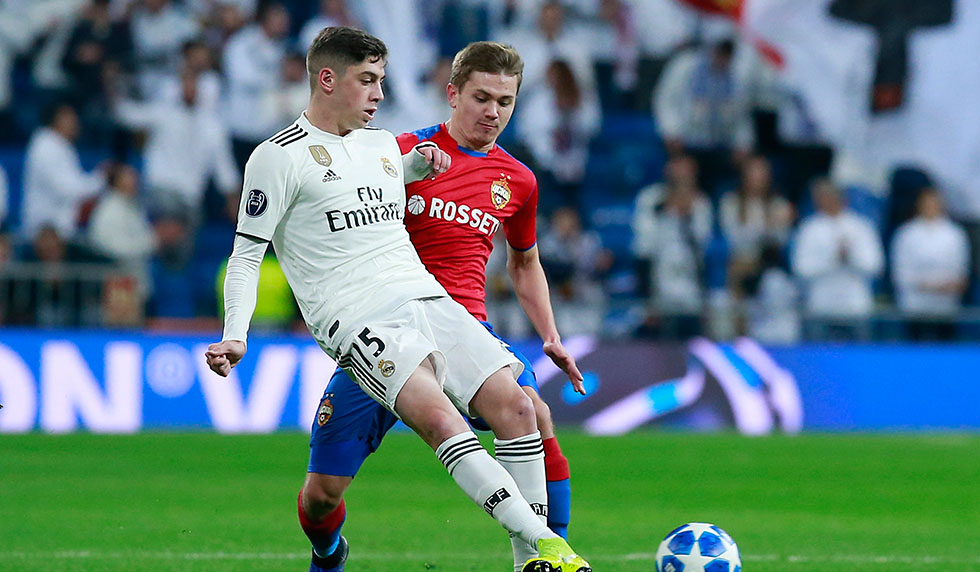 MADRID, SPAIN - DECEMBER 12: Federico Valverde of Real Madrid is closed down by Ivan Oblyakov of CSKA during the UEFA Champions League Group G match between Real Madrid and CSKA Moscow at Bernabeu on December 12, 2018 in Madrid, Spain. (Photo by Gonzalo Arroyo Moreno/Getty Images)