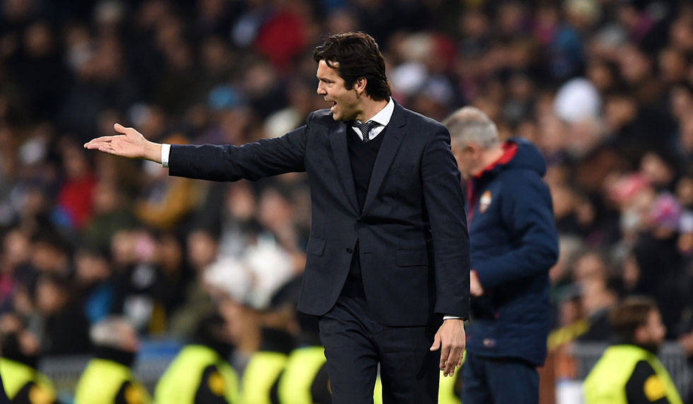 MADRID, SPAIN - DECEMBER 12: Santiago Solari, Manager of Real Madrid gives his team instructions during the UEFA Champions League Group G match between Real Madrid and CSKA Moscow at Bernabeu on December 12, 2018 in Madrid, Spain. (Photo by Denis Doyle/Getty Images)