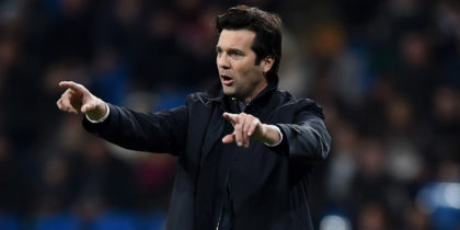 MADRID, SPAIN - DECEMBER 15: Santiago Solari, Manager of Real Madrid gives his team instructions during the La Liga match between Real Madrid CF and Rayo Vallecano de Madrid at Estadio Santiago Bernabeu on December 15, 2018 in Madrid, Spain. (Photo by Denis Doyle/Getty Images)