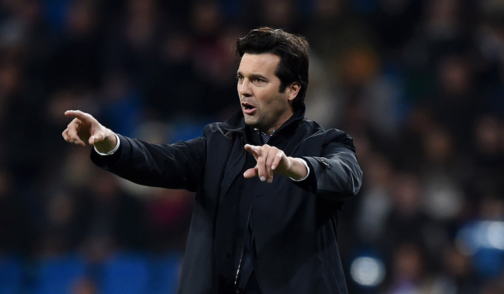 MADRID, SPAIN - DECEMBER 15: Santiago Solari, Manager of Real Madrid gives his team instructions during the La Liga match between Real Madrid CF and Rayo Vallecano de Madrid at Estadio Santiago Bernabeu on December 15, 2018 in Madrid, Spain. (Photo by Denis Doyle/Getty Images)