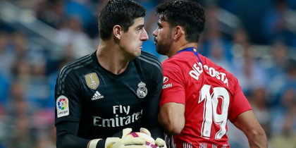 MADRID, SPAIN - SEPTEMBER 29: Goalkeeper Thibaut Courtois (L) of Real Madrid CF clashes with Diego Costa (R) of Atletico de Madrid during the La Liga match between Real Madrid CF and Club Atletico de Madrid at Estadio Santiago Bernabeu on September 29, 2018 in Madrid, Spain. (Photo by Gonzalo Arroyo Moreno/Getty Images)