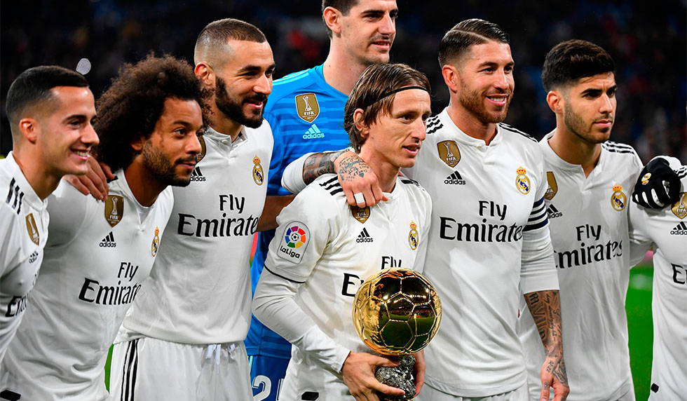 Real Madrid's Croatian midfielder Luka Modric (C) poses with his Ballon d'Or trophy and teammates before the Spanish League football match between Real Madrid and Rayo Vallecano at the Santiago Bernabeu stadium in Madrid on December 15, 2018. (Photo by GABRIEL BOUYS / AFP) (Photo credit should read GABRIEL BOUYS/AFP/Getty Images)