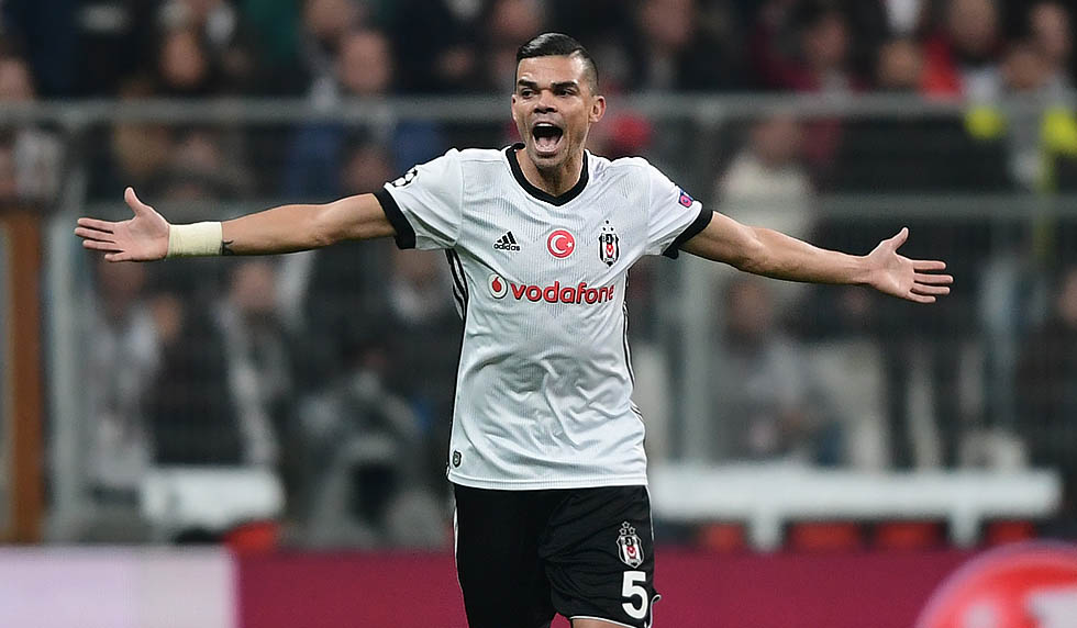 Besiktas' Portuguese defender Pepe reacts during the UEFA Champions League Group G football match between Besiktas and Monaco on November 1, 2017, at the Vodafone Park in Istanbul. / AFP PHOTO / OZAN KOSE (Photo credit should read OZAN KOSE/AFP/Getty Images)