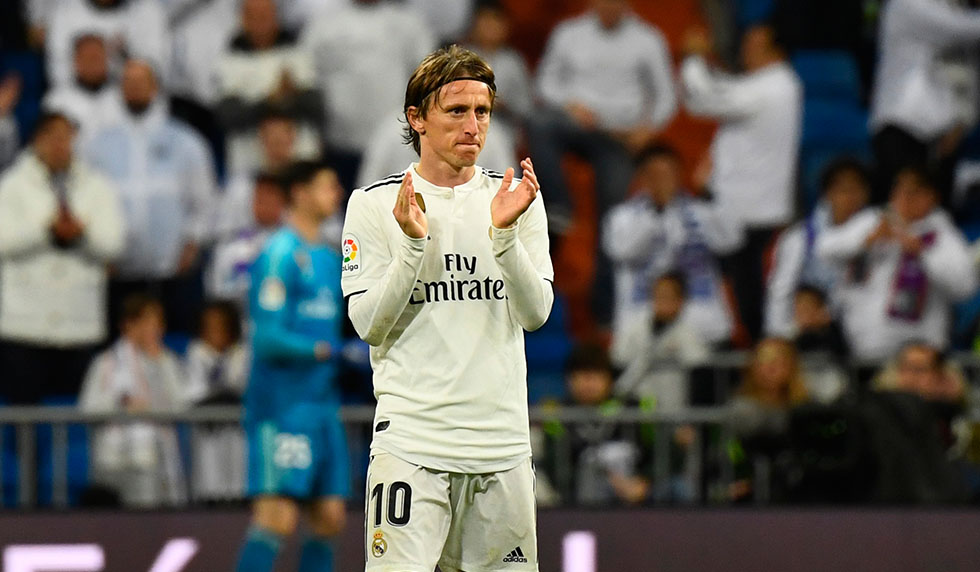 Real Madrid's Croatian midfielder Luka Modric applauds on the pitch during the Spanish League football match between Real Madrid and Rayo Vallecano at the Santiago Bernabeu stadium in Madrid on December 15, 2018. (Photo by GABRIEL BOUYS / AFP) (Photo credit should read GABRIEL BOUYS/AFP/Getty Images)