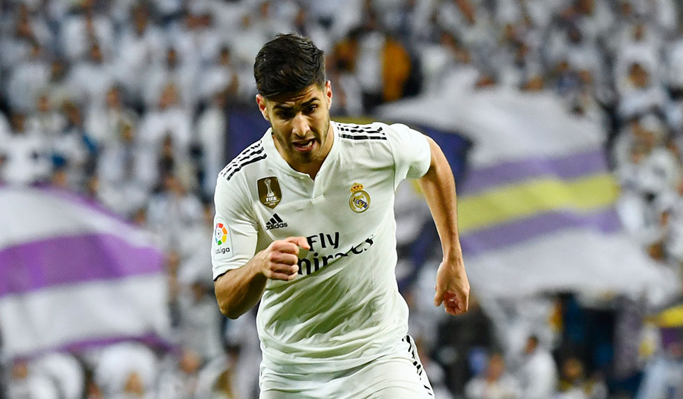 Real Madrid's Spanish midfielder Marco Asensio controls the ball during the Spanish League football match between Real Madrid and Rayo Vallecano at the Santiago Bernabeu stadium in Madrid on December 15, 2018. (Photo by GABRIEL BOUYS / AFP) (Photo credit should read GABRIEL BOUYS/AFP/Getty Images)