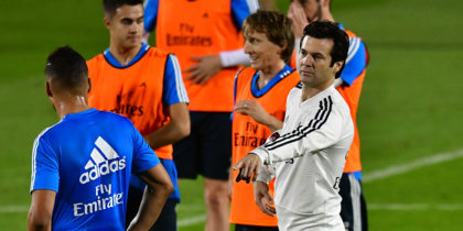 Real Madrid's Argentinian coach Santiago Solari (R) takes part in a training session two days before the FIFA Club World Cup semi-final football match Real Madrid x Kashima Antlers at New York University Abu Dhabi's stadium in the Emirati capital Abu Dhabi on December 17, 2018. (Photo by GIUSEPPE CACACE / AFP) (Photo credit should read GIUSEPPE CACACE/AFP/Getty Images)