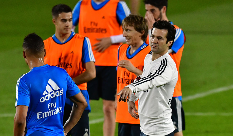 Real Madrid's Argentinian coach Santiago Solari (R) takes part in a training session two days before the FIFA Club World Cup semi-final football match Real Madrid x Kashima Antlers at New York University Abu Dhabi's stadium in the Emirati capital Abu Dhabi on December 17, 2018. (Photo by GIUSEPPE CACACE / AFP) (Photo credit should read GIUSEPPE CACACE/AFP/Getty Images)