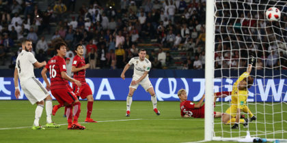 ABU DHABI, UNITED ARAB EMIRATES - DECEMBER 19: Gareth Bale of Real Madrid scores the third goal and his hat-trick during the FIFA Club World Cup semi-final match between Kashima Antlers and Real Madrid at Zayed Sports City Stadium on December 19, 2018 in Abu Dhabi, United Arab Emirates. (Photo by Francois Nel/Getty Images)