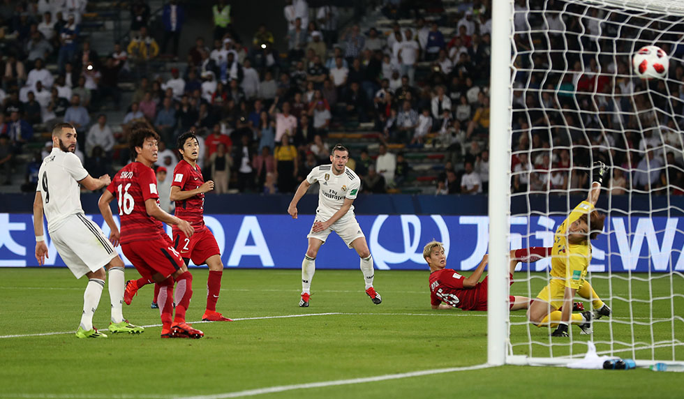 ABU DHABI, UNITED ARAB EMIRATES - DECEMBER 19: Gareth Bale of Real Madrid scores the third goal and his hat-trick during the FIFA Club World Cup semi-final match between Kashima Antlers and Real Madrid at Zayed Sports City Stadium on December 19, 2018 in Abu Dhabi, United Arab Emirates. (Photo by Francois Nel/Getty Images)