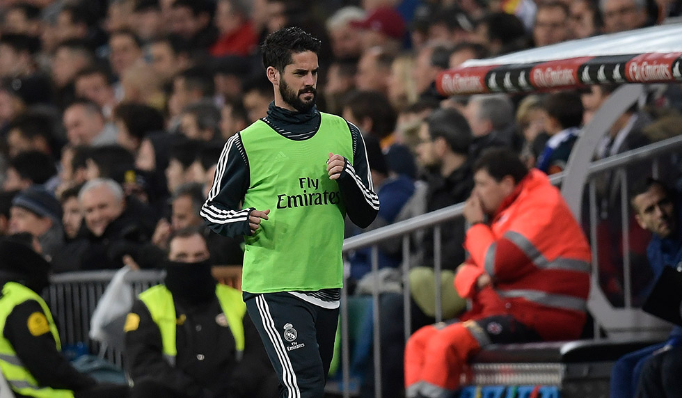Real Madrid's Spanish midfielder Isco warms up on the sidelines during the Spanish league football match between Real Madrid and Valencia at the Santiago Bernabeu stadium in Madrid on December 1, 2018. (Photo by OSCAR DEL POZO / AFP) (Photo credit should read OSCAR DEL POZO/AFP/Getty Images)