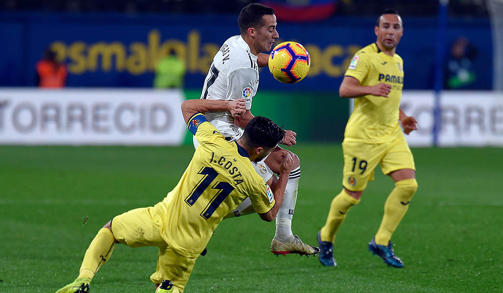 Villarreal's Spanish defender Jaume Costa (L) vies with Real Madrid's Spanish midfielder Lucas Vazquez during the Spanish League football match between Villarreal CF and Real Madrid CF at La Ceramica stadium in Vila-real on January 3, 2019. (Photo by JOSE JORDAN / AFP) (Photo credit should read JOSE JORDAN/AFP/Getty Images)