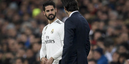 Real Madrid's Spanish midfielder Isco (L) looks at Real Madrid's Argentinian coach Santiago Solari before entering the game during the Spanish league football match between Real Madrid and Valencia at the Santiago Bernabeu stadium in Madrid on December 1, 2018. (Photo by OSCAR DEL POZO / AFP) (Photo credit should read OSCAR DEL POZO/AFP/Getty Images)