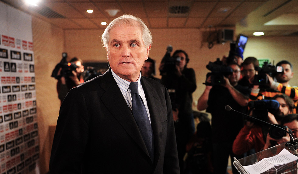 MADRID, SPAIN - JANUARY 16: Real Madrid's President Ramon Calderon announces his resignation to the press at the Santiago Bernabeu stadium on January 16, 2009 in Madrid, Spain. (Photo by Denis Doyle/Getty Images)