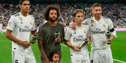 (FromL) Real Madrid's French defender Raphael Varane, Real Madrid's Brazilian defender Marcelo, Real Madrid's Croatian midfielder Luka Modric and Real Madrid's Spanish defender Sergio Ramos pose with their Best FIFA awards before the Spanish league football match between Real Madrid CF and Club Atletico de Madrid at the Santiago Bernabeu stadium in Madrid on September 29, 2018. (Photo by CURTO DE LA TORRE / AFP) (Photo credit should read CURTO DE LA TORRE/AFP/Getty Images)