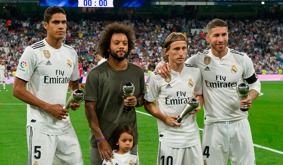 (FromL) Real Madrid's French defender Raphael Varane, Real Madrid's Brazilian defender Marcelo, Real Madrid's Croatian midfielder Luka Modric and Real Madrid's Spanish defender Sergio Ramos pose with their Best FIFA awards before the Spanish league football match between Real Madrid CF and Club Atletico de Madrid at the Santiago Bernabeu stadium in Madrid on September 29, 2018. (Photo by CURTO DE LA TORRE / AFP) (Photo credit should read CURTO DE LA TORRE/AFP/Getty Images)