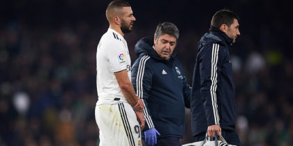 SEVILLE, SPAIN - JANUARY 13: Karim Benzema of Real Madrid CF leaves the pitch injured during the La Liga match between Real Betis Balompie and Real Madrid CF at Estadio Benito Villamarin on January 13, 2019 in Seville, Spain. (Photo by Aitor Alcalde/Getty Images)