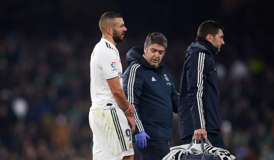 SEVILLE, SPAIN - JANUARY 13: Karim Benzema of Real Madrid CF leaves the pitch injured during the La Liga match between Real Betis Balompie and Real Madrid CF at Estadio Benito Villamarin on January 13, 2019 in Seville, Spain. (Photo by Aitor Alcalde/Getty Images)