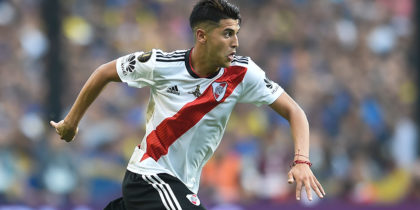BUENOS AIRES, ARGENTINA - NOVEMBER 11: Exequiel Palacios of River Plate drives the ball during the first leg match between Boca Juniors and River Plate as part of the Finals of Copa CONMEBOL Libertadores 2018 at Estadio Alberto J. Armando on November 11, 2018 in Buenos Aires, Argentina. The match was due to be played on November 10th and was rescheduled due to heavy storms in Buenos Aires. (Photo by Marcelo Endelli/Getty Images)