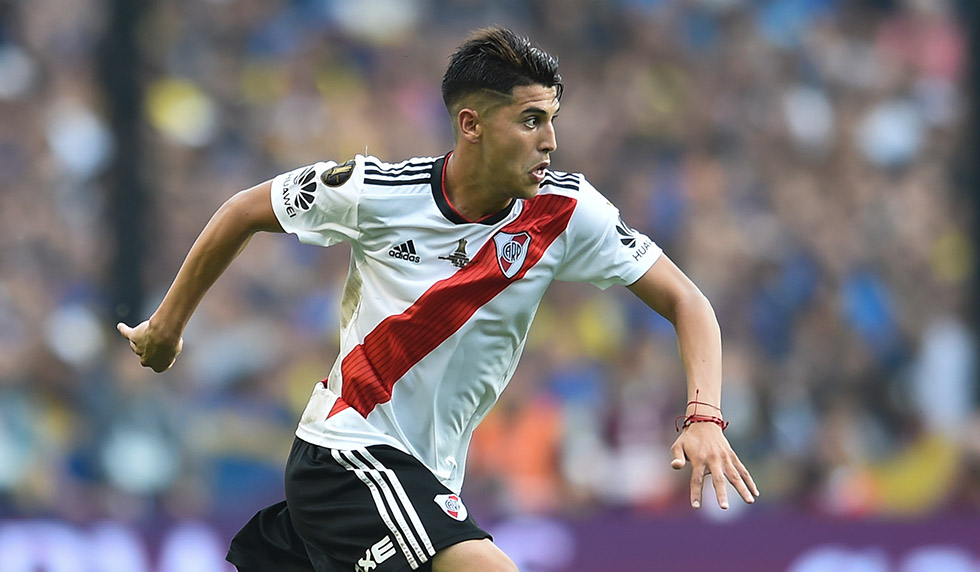 BUENOS AIRES, ARGENTINA - NOVEMBER 11: Exequiel Palacios of River Plate drives the ball during the first leg match between Boca Juniors and River Plate as part of the Finals of Copa CONMEBOL Libertadores 2018 at Estadio Alberto J. Armando on November 11, 2018 in Buenos Aires, Argentina. The match was due to be played on November 10th and was rescheduled due to heavy storms in Buenos Aires. (Photo by Marcelo Endelli/Getty Images)