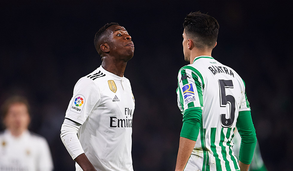 SEVILLE, SPAIN - JANUARY 13: Vinicius Jr of Real Madrid CF (L) discuss with Marc Bartra of Real Betis Balompie (R) during the La Liga match between Real Betis Balompie and Real Madrid CF at Estadio Benito Villamarin on January 13, 2019 in Seville, Spain. (Photo by Aitor Alcalde/Getty Images)